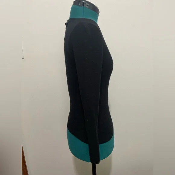 Banana Republic long sleeve v-neck black sweater - Picture 2 of 10